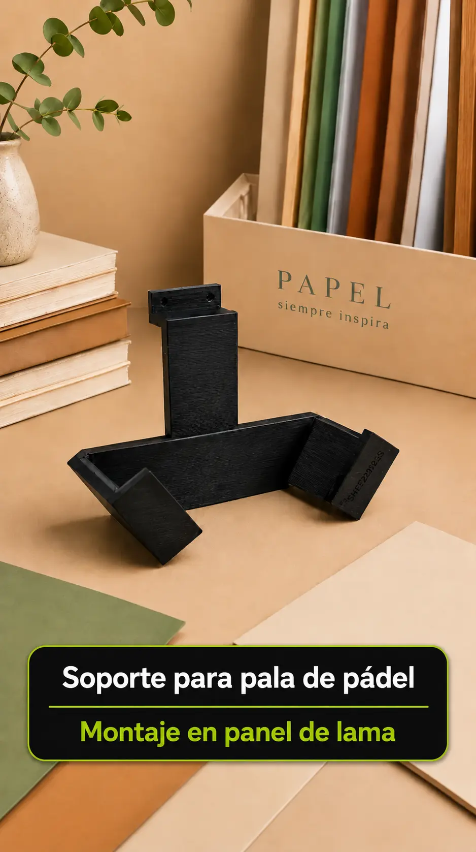Soportes para palas de pádel con montaje en lama sobre fondo decorativo en tonos beige y verdes para exposición comercial